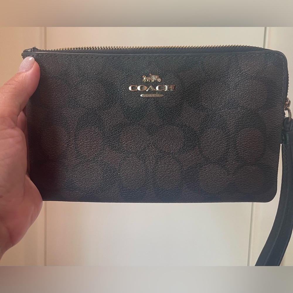 Coach large corner Signature C Wristlet ❤️🔥corner and strap peeling pics 5&7 - Picture 2 of 7